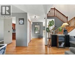 4pc Bathroom - 296 Woodbine Boulevard Sw, Calgary, AB T2W4K7 Photo 7
