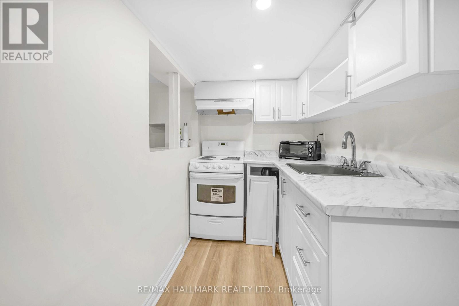 20 ELIZABETH STREET S - 19