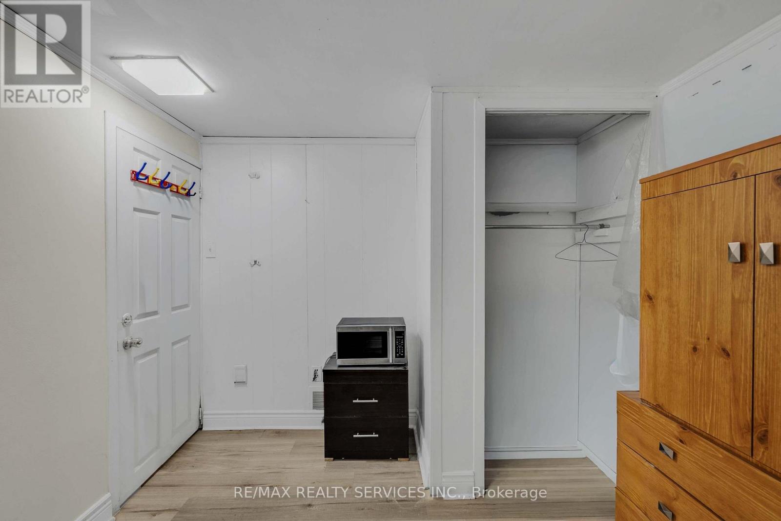 17 AVENING DRIVE - 35