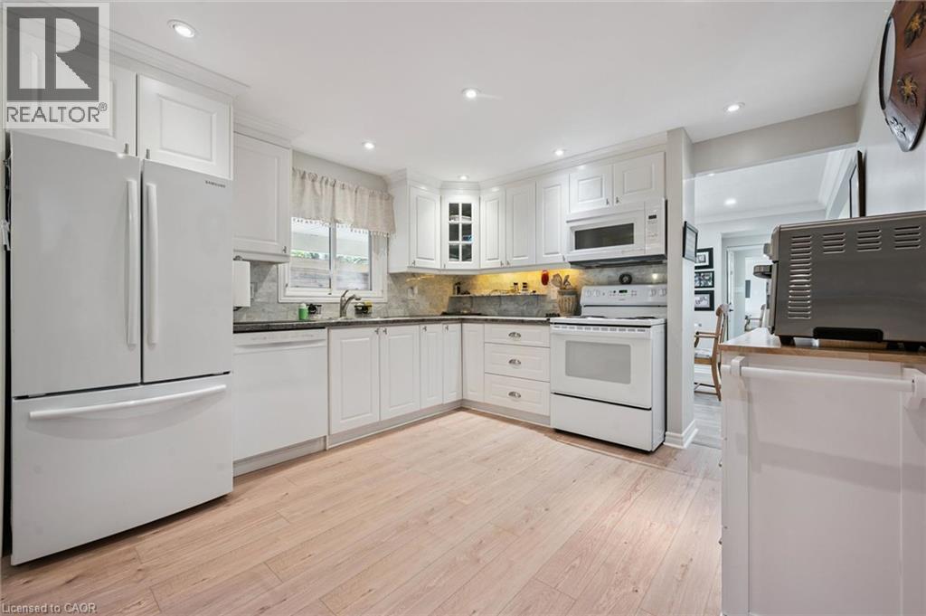 172 LAURENTIAN Drive - Image 11