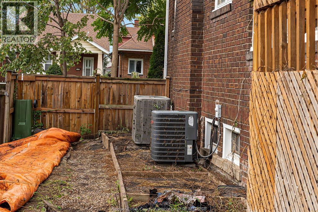 1120 DOUGALL AVENUE - 44