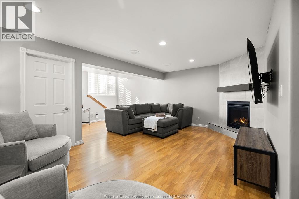 1520 MAPLE - Image 23