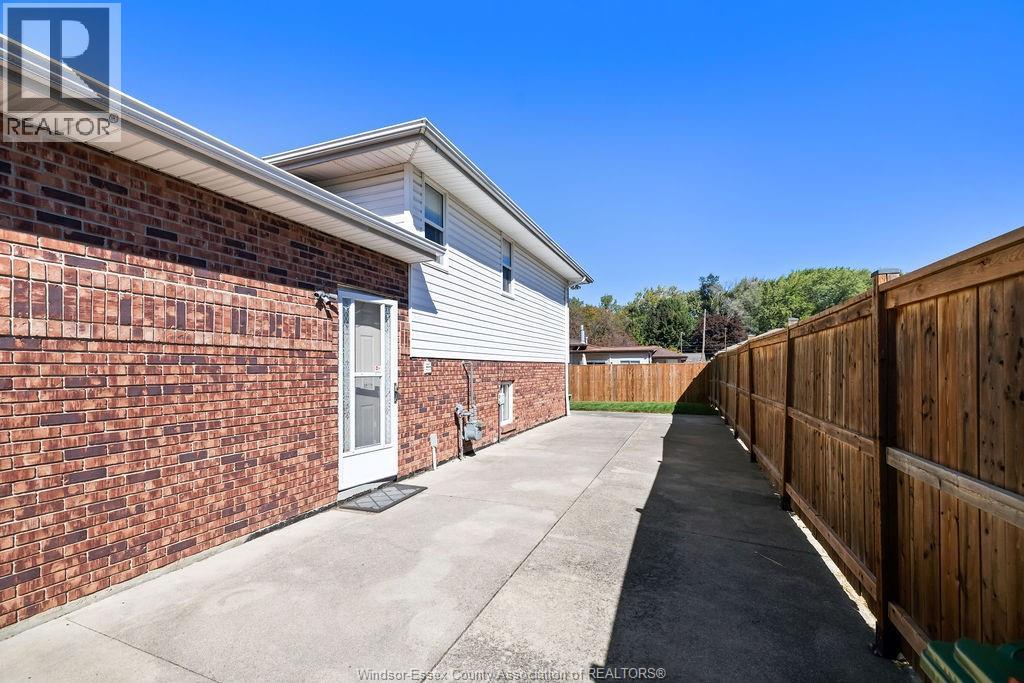 1520 MAPLE - Image 27