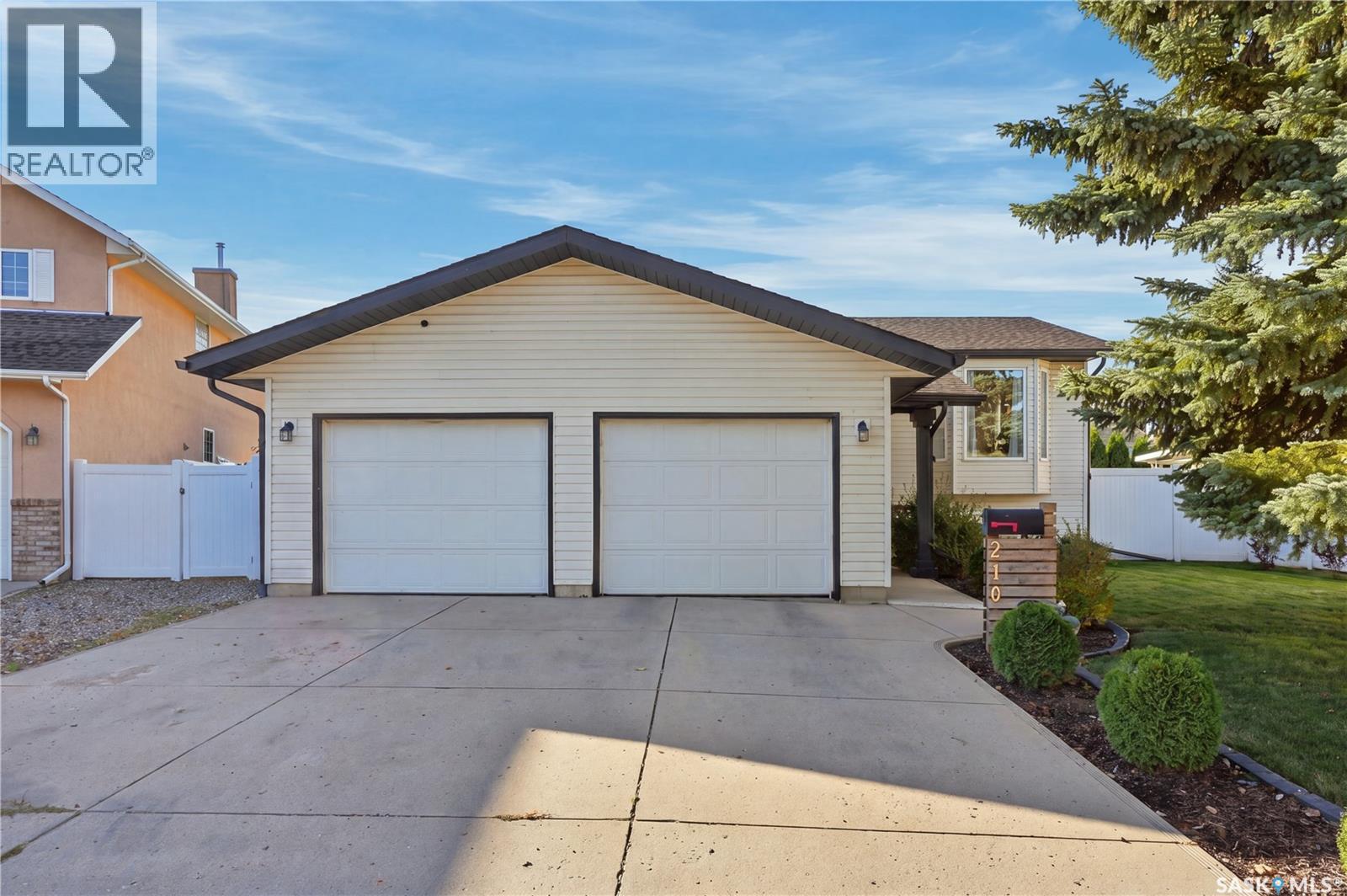 210 COBEN CRESCENT, Saskatoon — photo 2