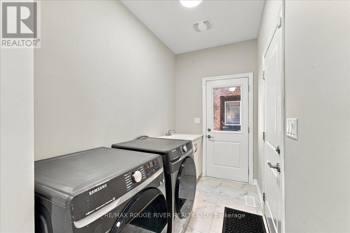 520 CORONATION ROAD - 18