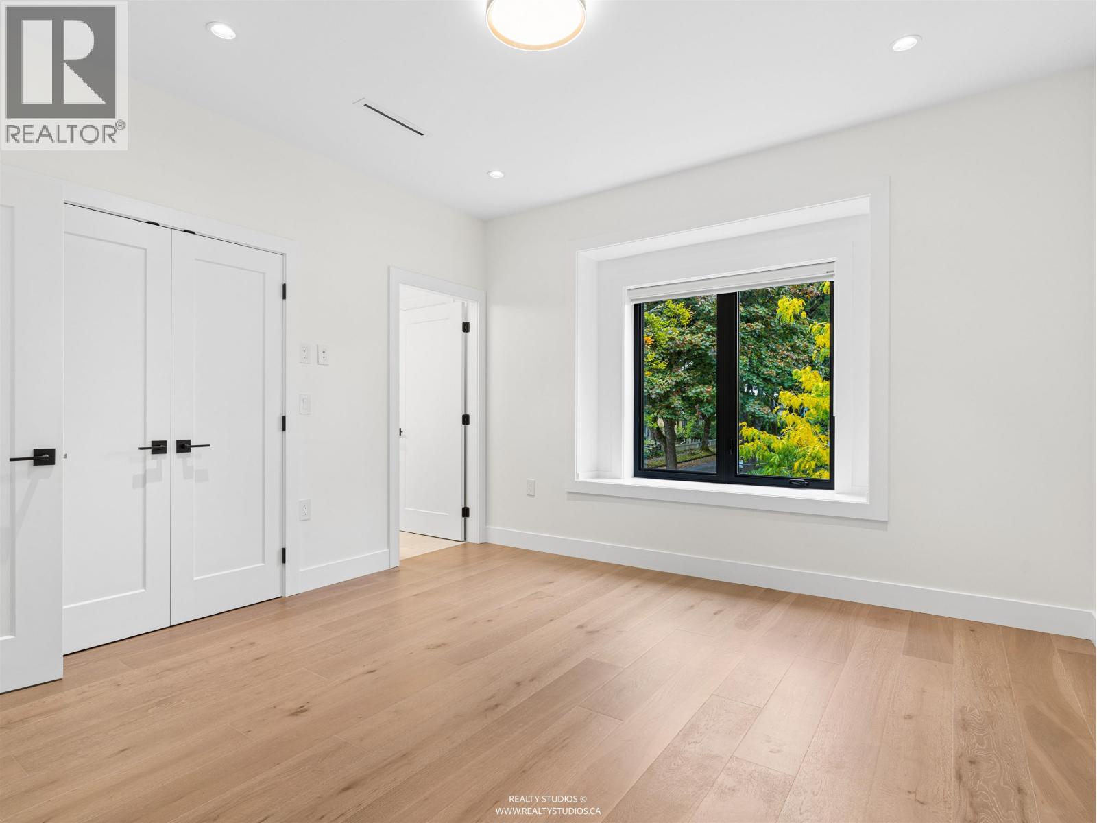 Photo of 1 878 E 37TH AVENUE 18