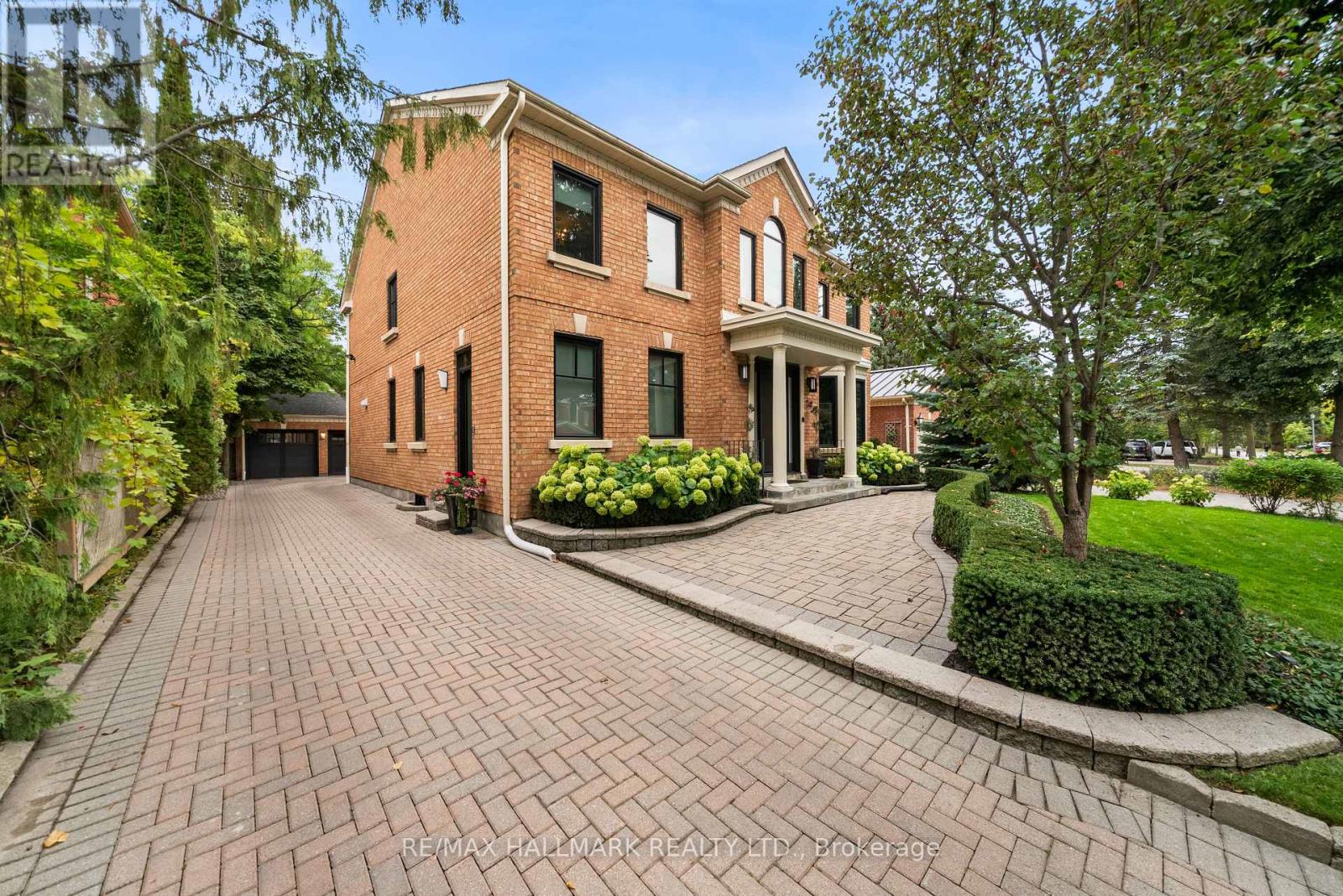 54 Theobalds Circle, Richmond Hill, ON photo 2