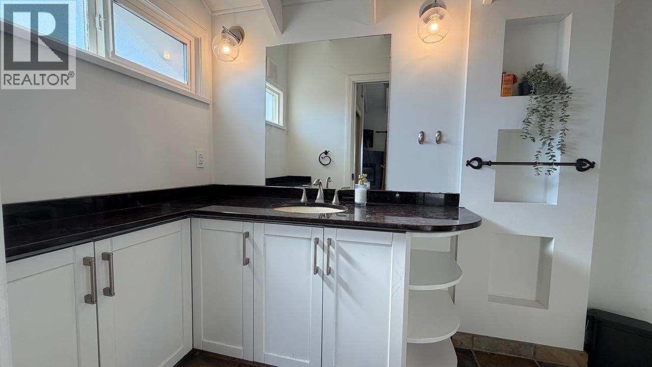 1098 HILLSIDE ROAD, West Vancouver