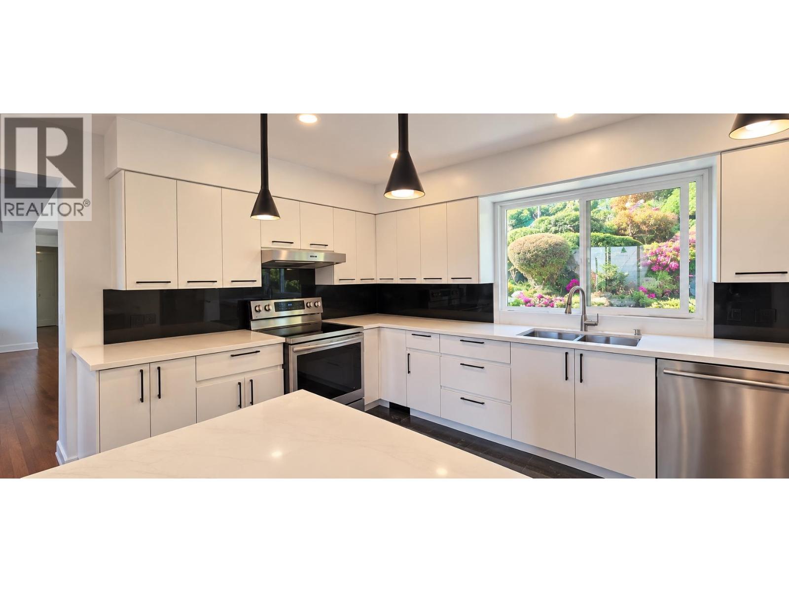1098 HILLSIDE ROAD, West Vancouver