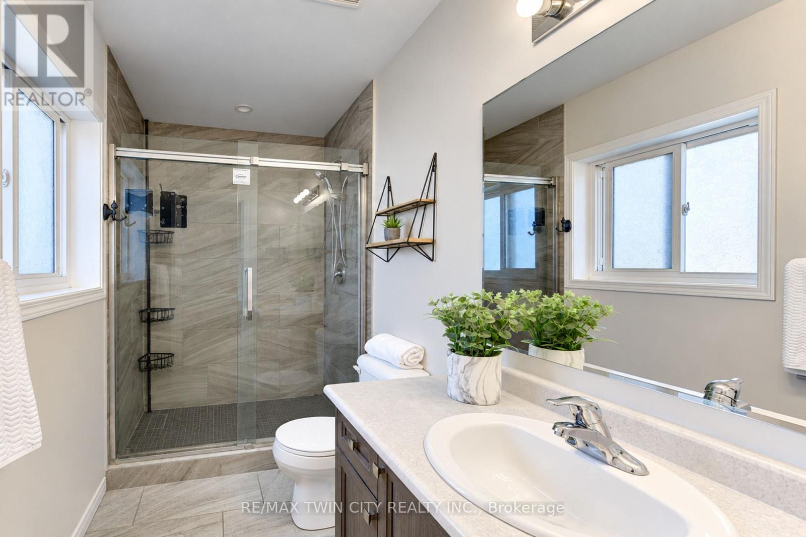 541 Brittania Crescent, Kitchener, ON photo 37