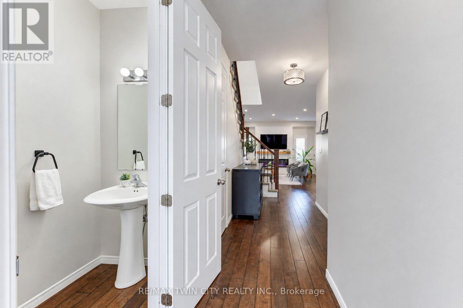 541 Brittania Crescent, Kitchener, ON photo 8