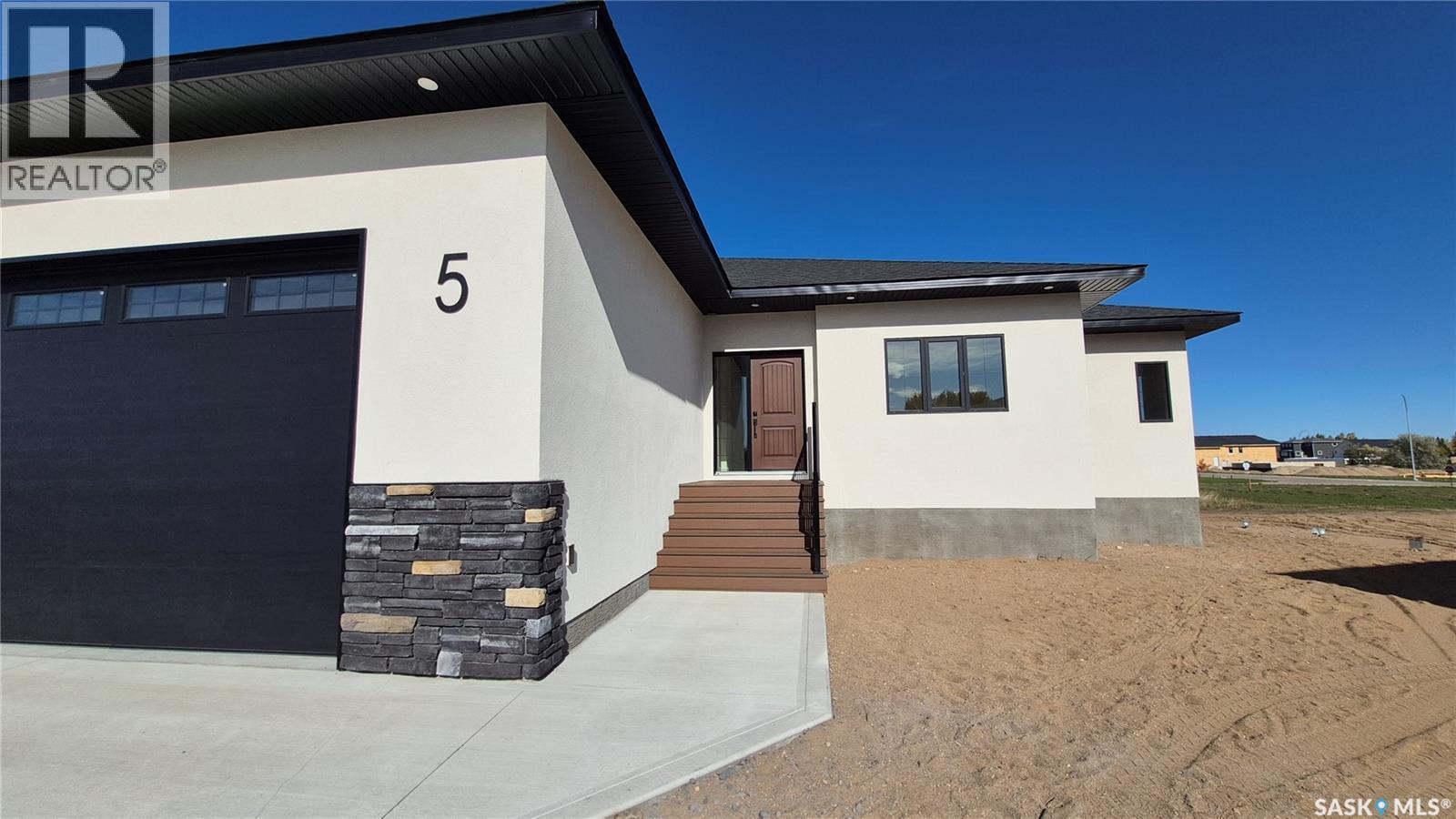 5 Aaron COURT, Pilot Butte — photo 2