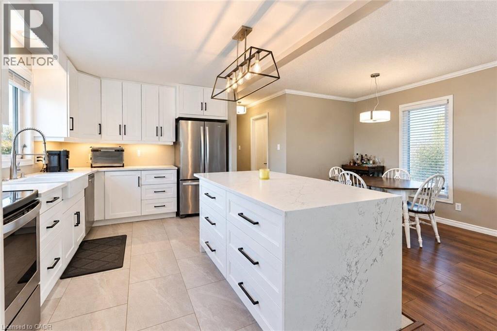 6 SANDRA Crescent - 6
