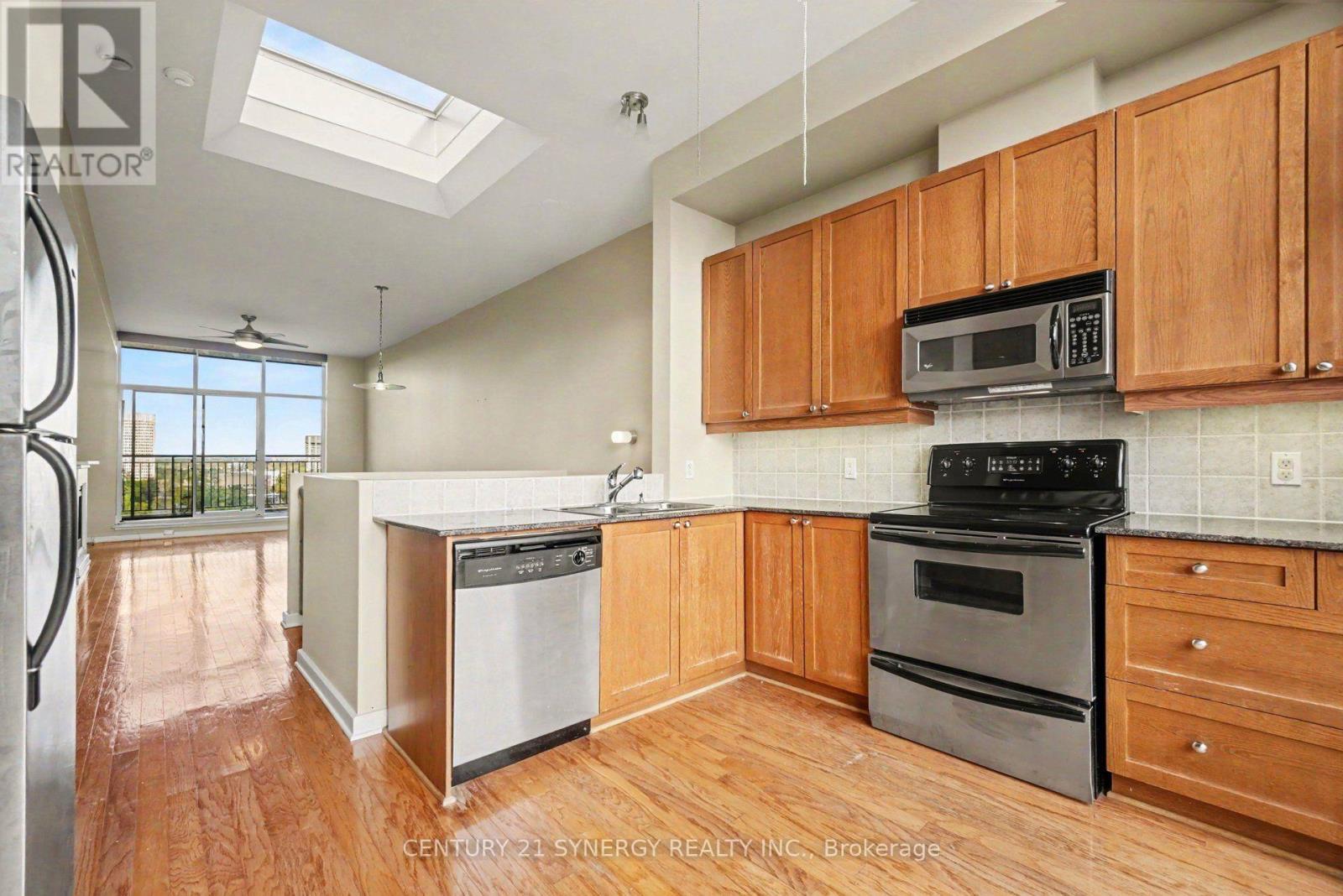 #PH4 150 CAROLINE AVENUE - 26