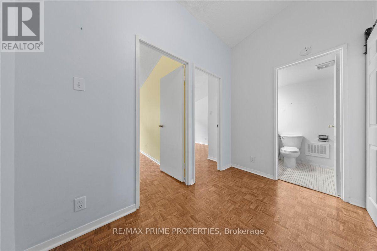 #4 525 ST. LAURENT BOULEVARD - 18