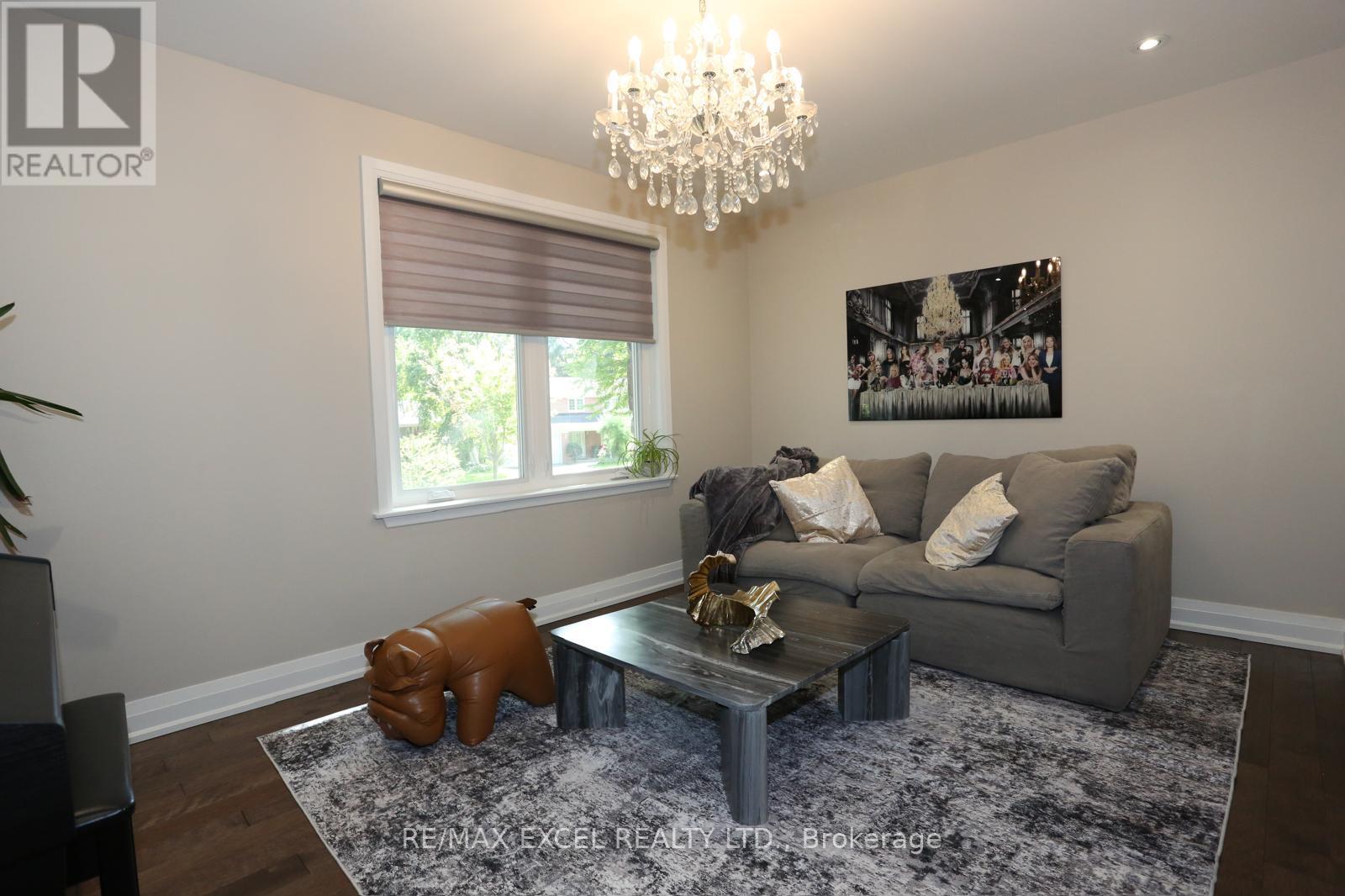 16 ALDENHAM CRESCENT - 4