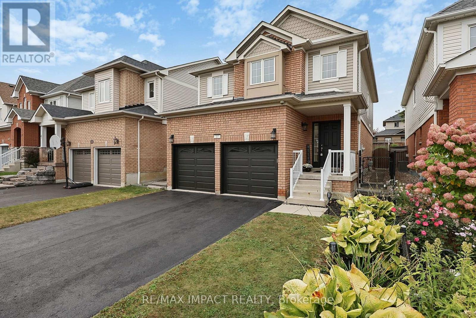 17 Holman Court, Whitby, ON photo 2