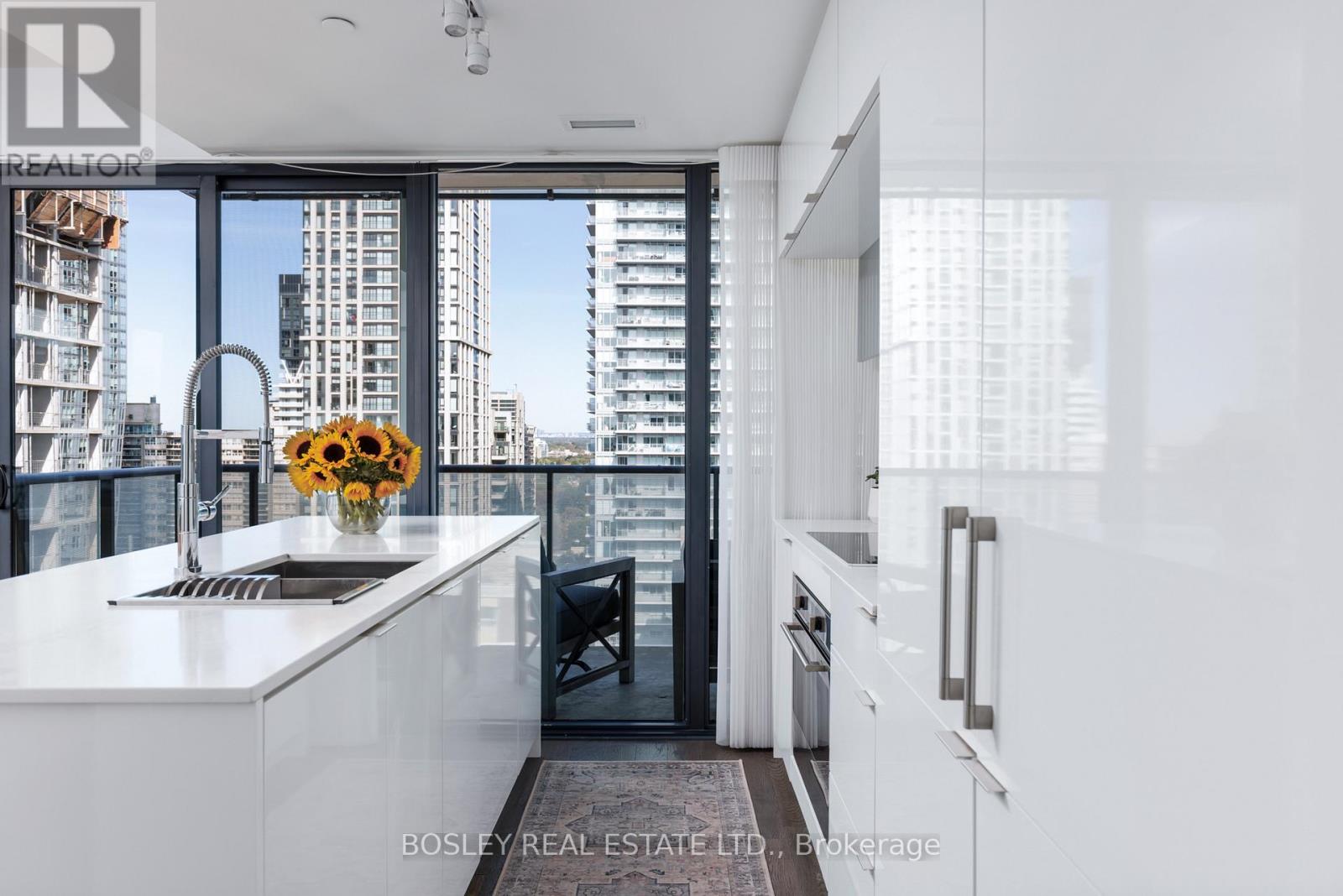 185 Roehampton Avenue — photo 17