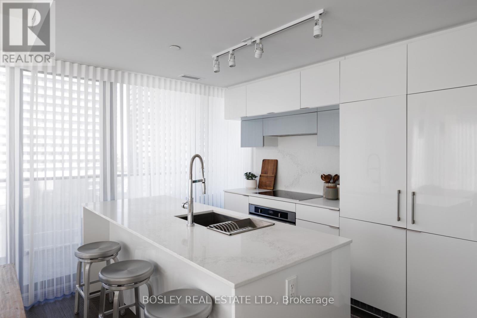 185 Roehampton Avenue — photo 16