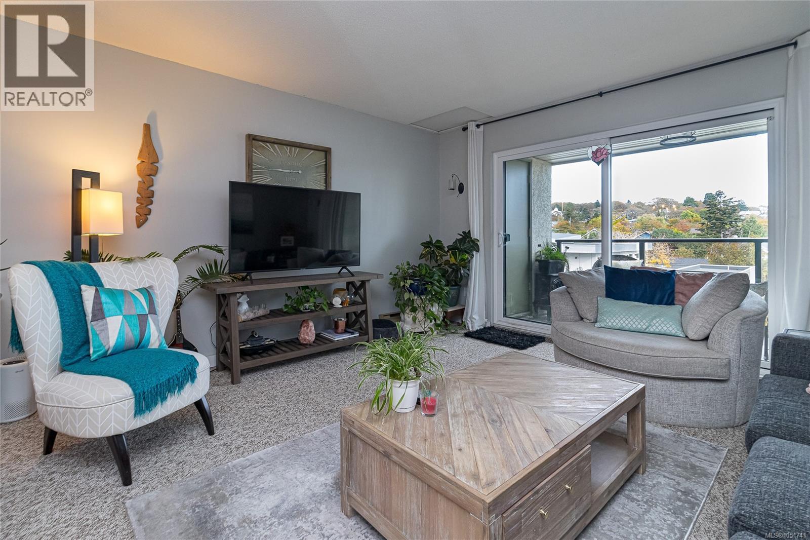 #404 2757 Quadra St - 1