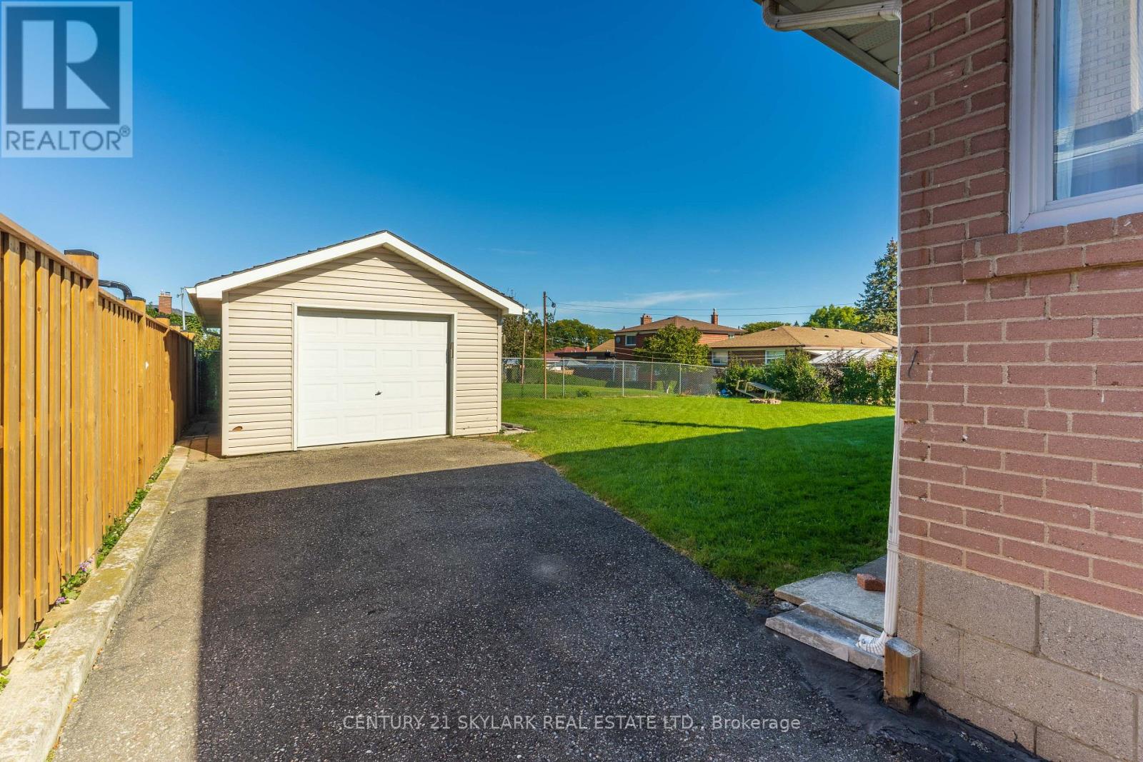 24 AURA LEA BOULEVARD - 35