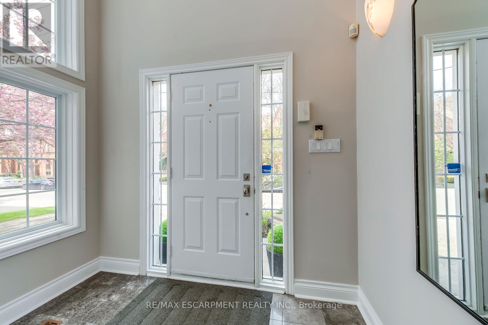 48 Forsythe Street, Oakville, ON photo 4