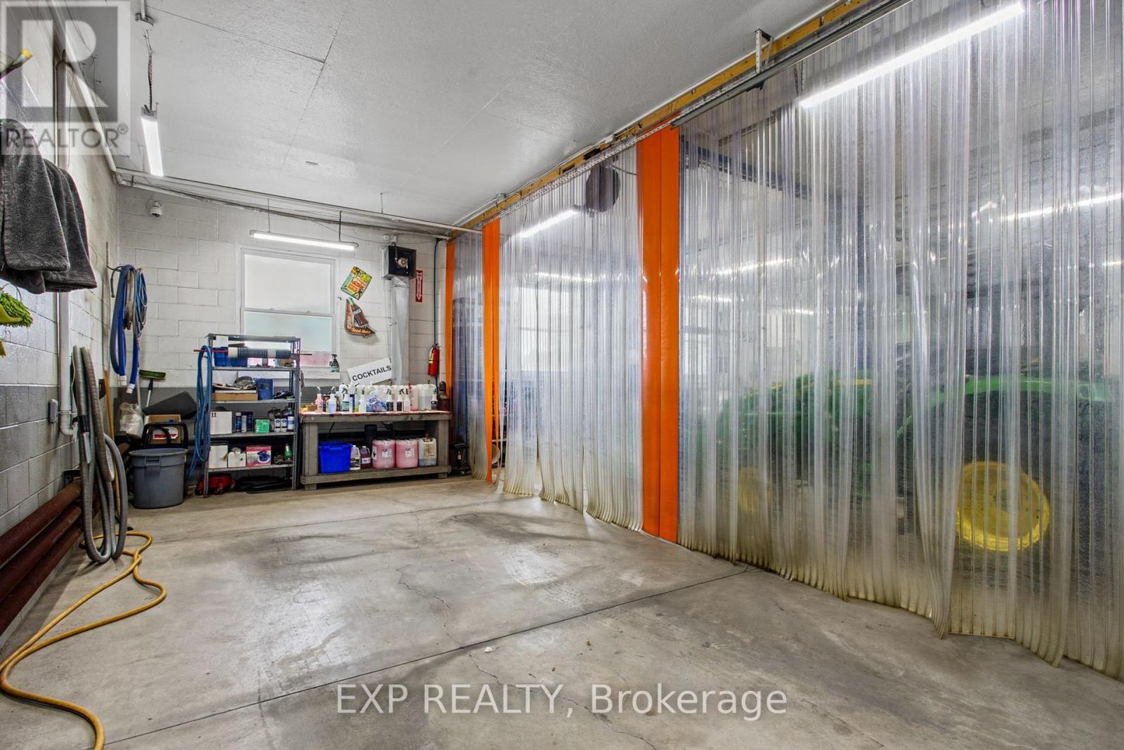 4735 King Street East — photo 31