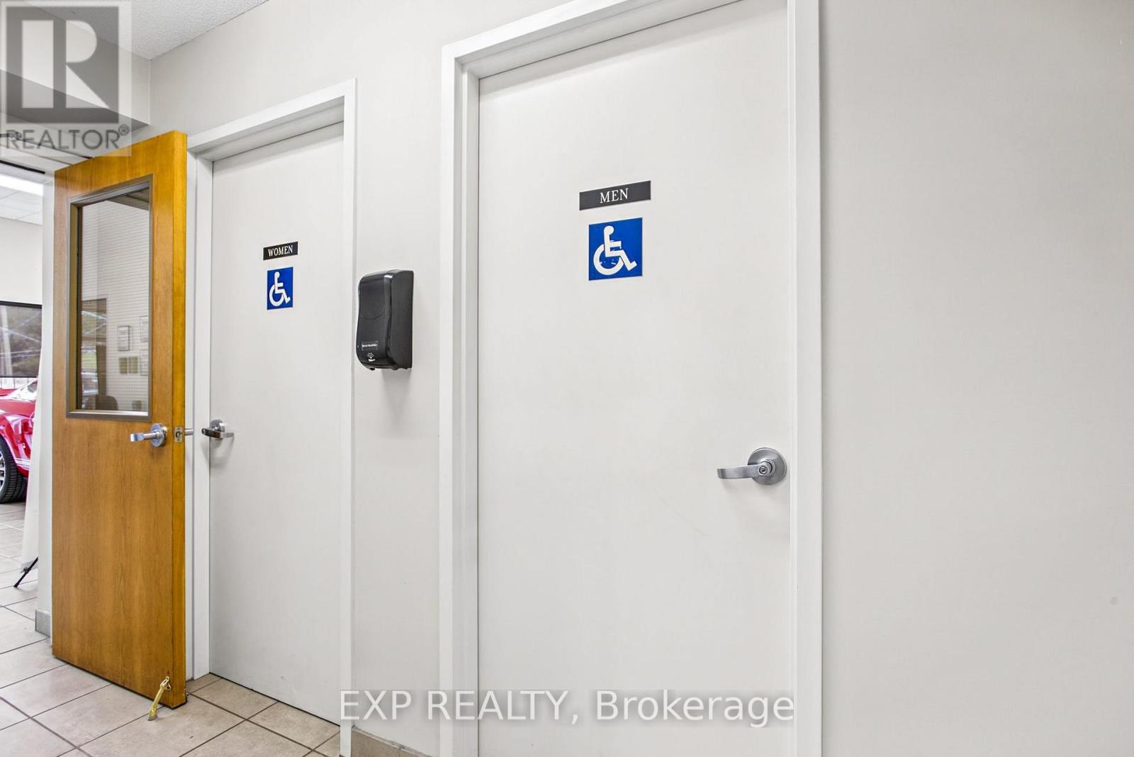 4735 King Street East — photo 32