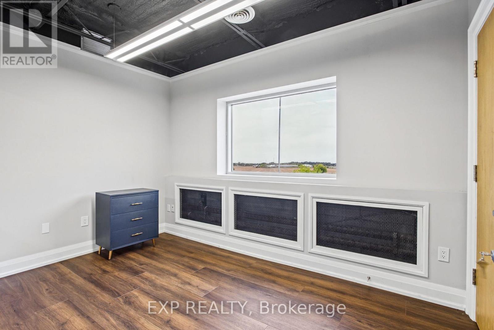 4735 King Street East — photo 36