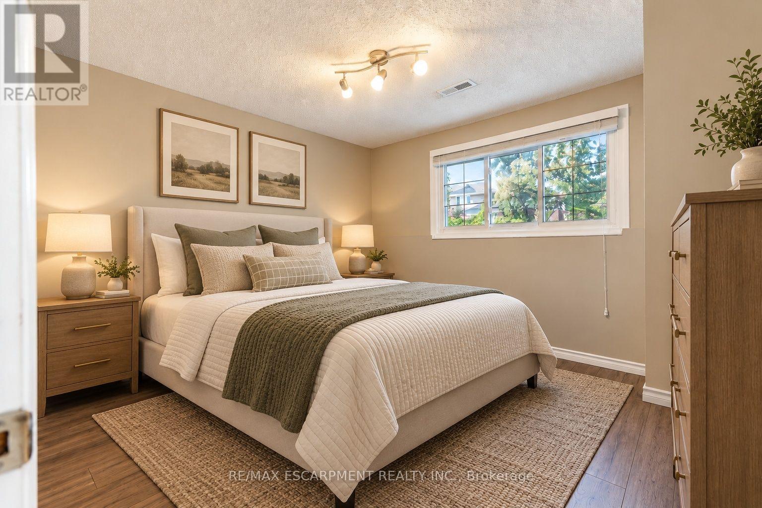 6 SANDRA CRESCENT - 21