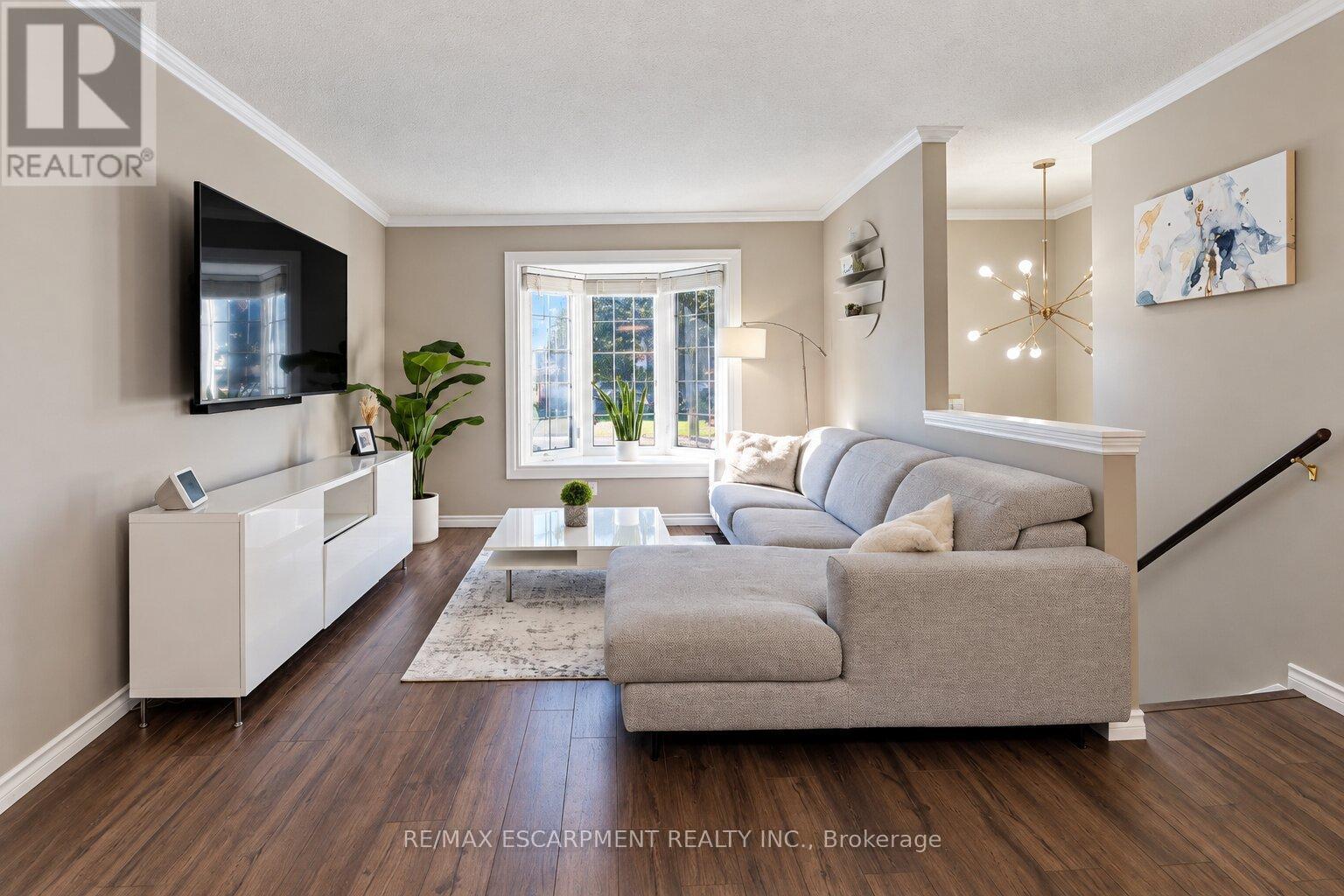 6 SANDRA Crescent, Grimsby, ON photo 3