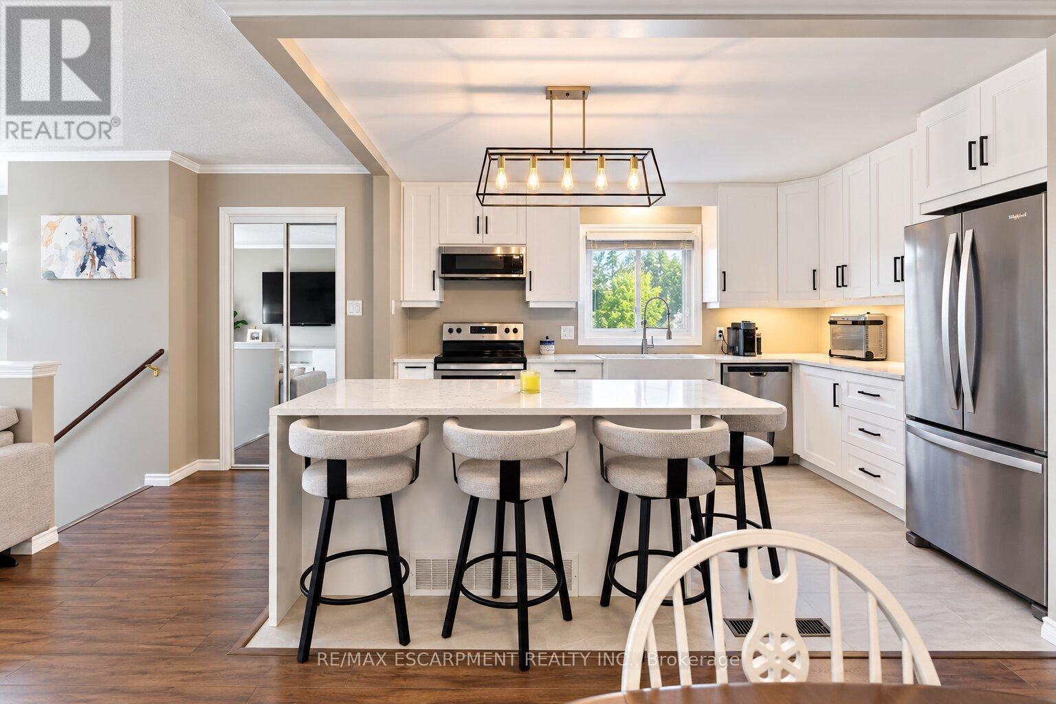 6 SANDRA CRESCENT - 7