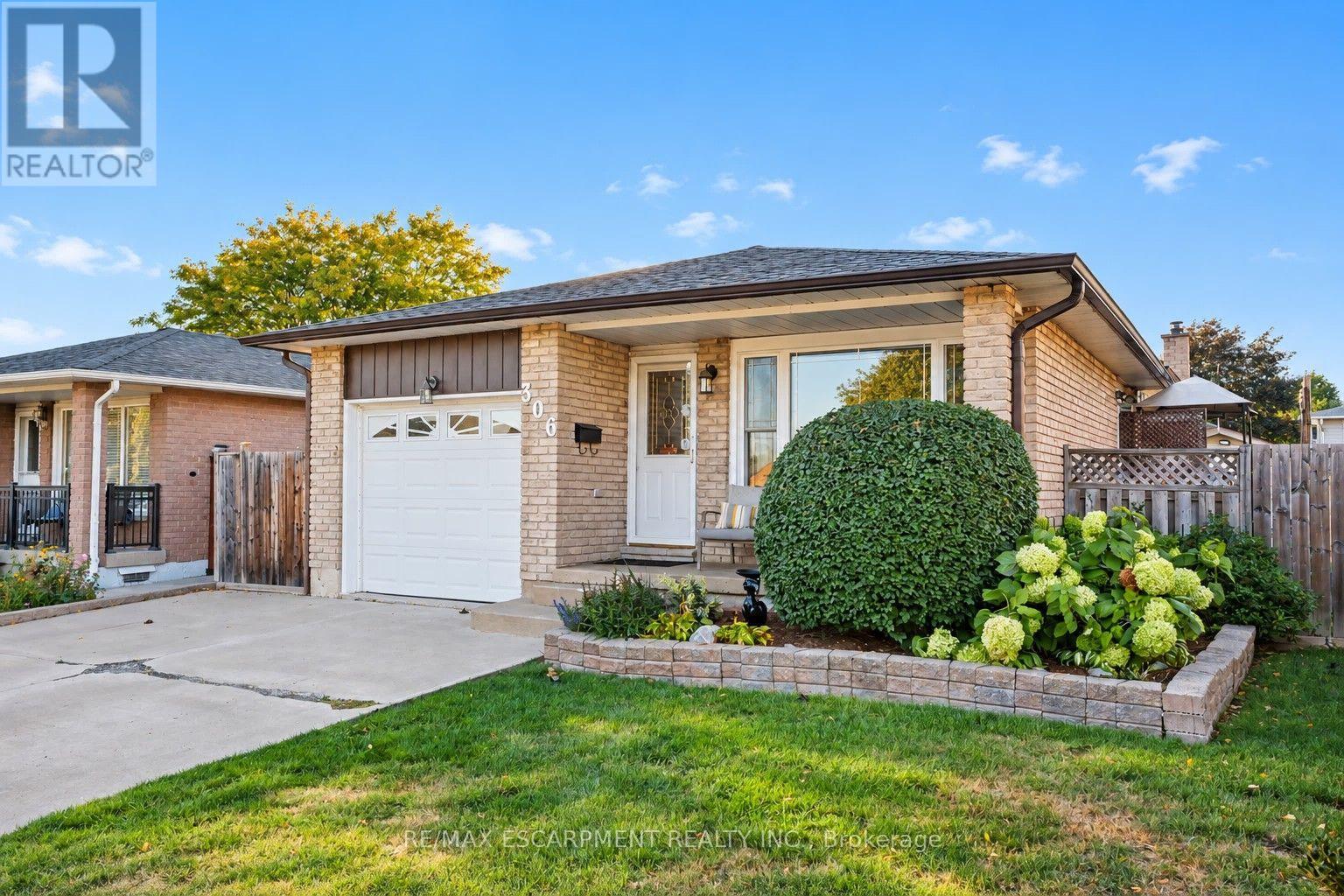 306 Templemead Drive, Hamilton, ON photo 1