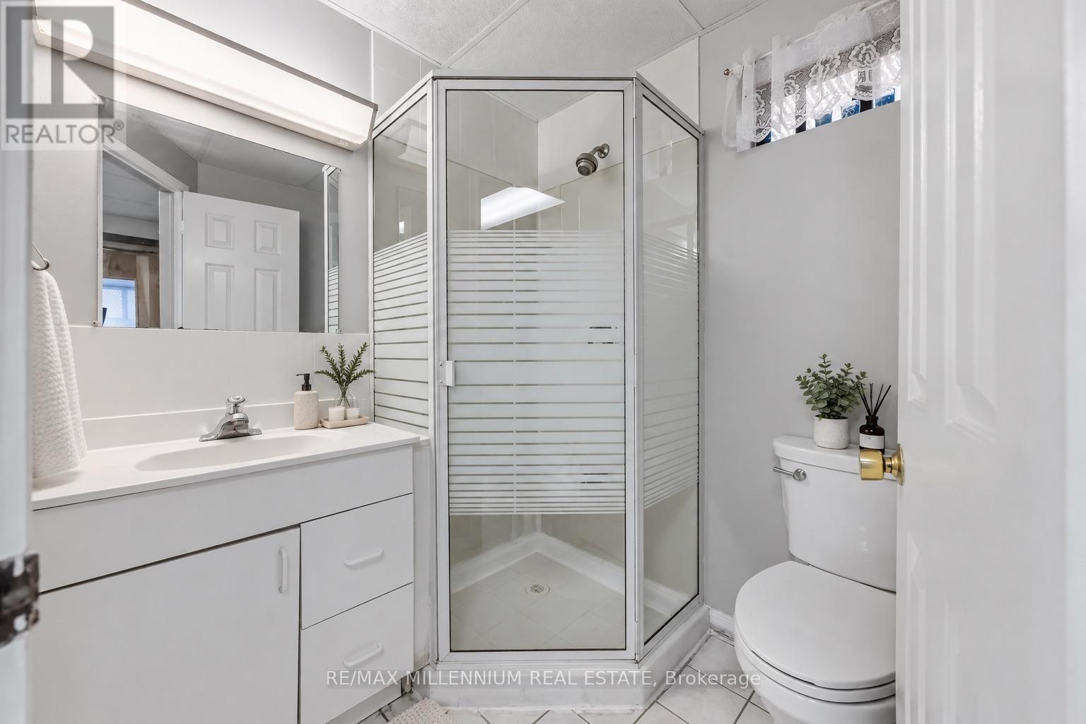 1855 MALDEN CRESCENT - 22