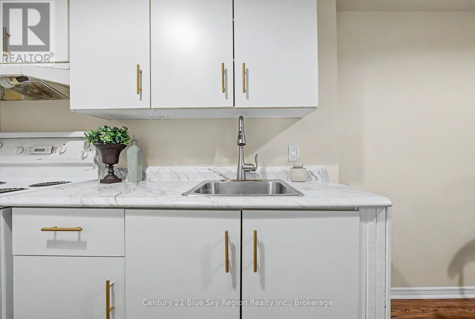 #108 213 LEONARD STREET - 14