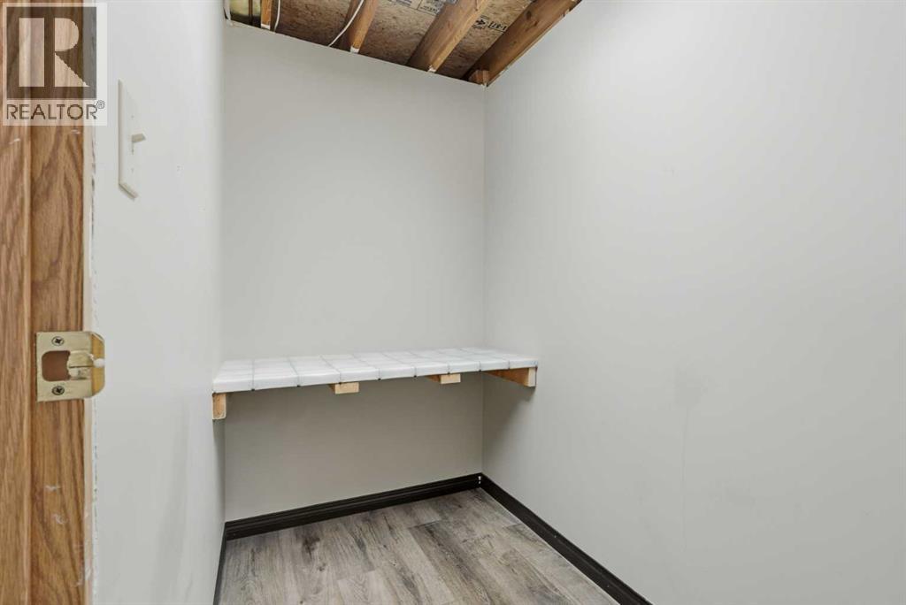 422 8 Street N - 27