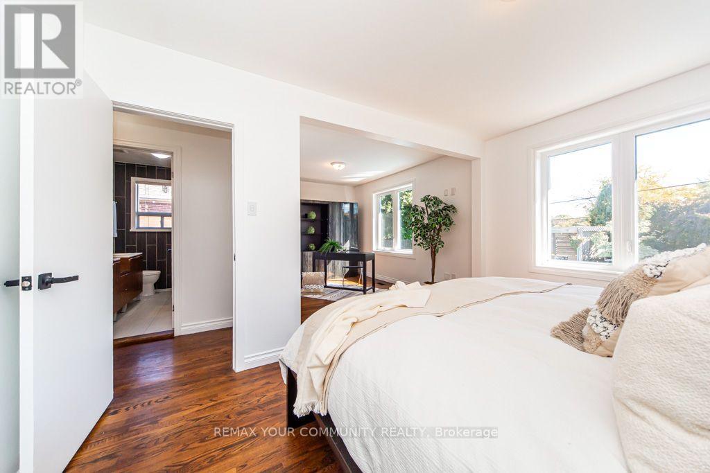 66 Decarie Circle, Toronto, ON photo 12