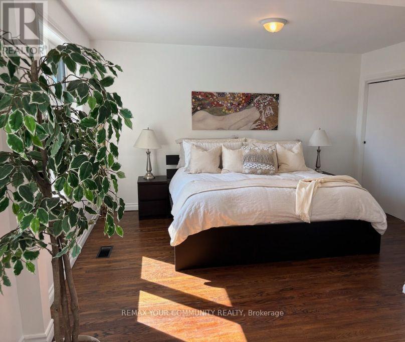 66 Decarie Circle, Toronto, ON photo 13