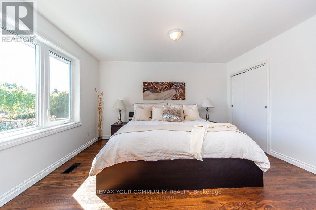 66 Decarie Circle, Toronto, ON photo 14