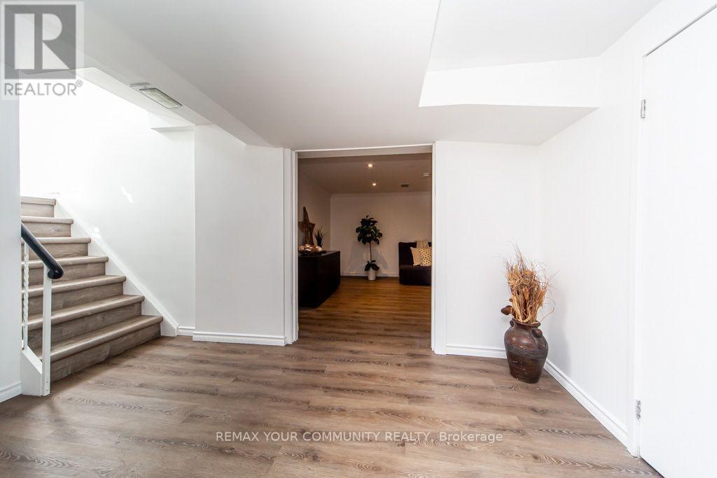 66 Decarie Circle, Toronto, ON photo 21