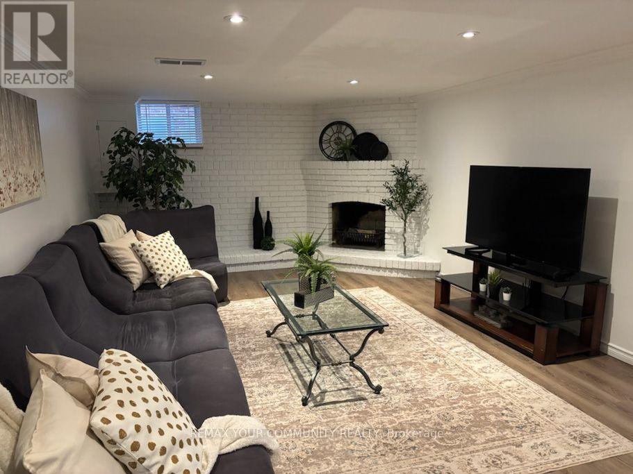 66 Decarie Circle, Toronto, ON photo 22