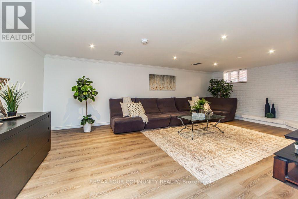 66 Decarie Circle, Toronto, ON photo 23
