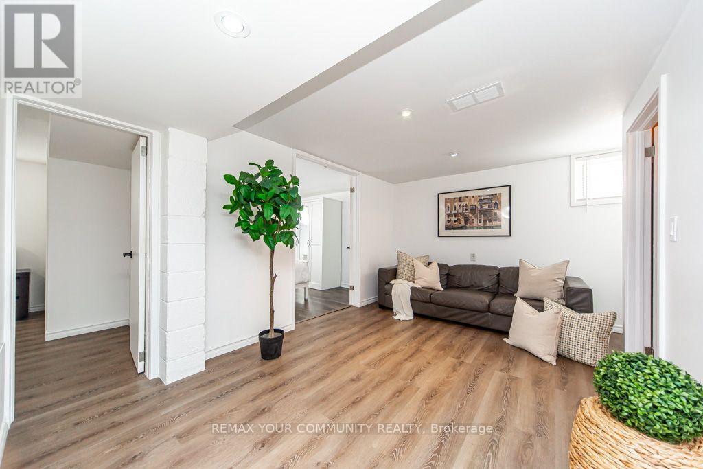 66 Decarie Circle, Toronto, ON photo 24