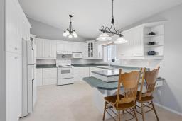 Kitchen - 36 Oak Bay, Rosenort, MB R0G1W0 Photo 9