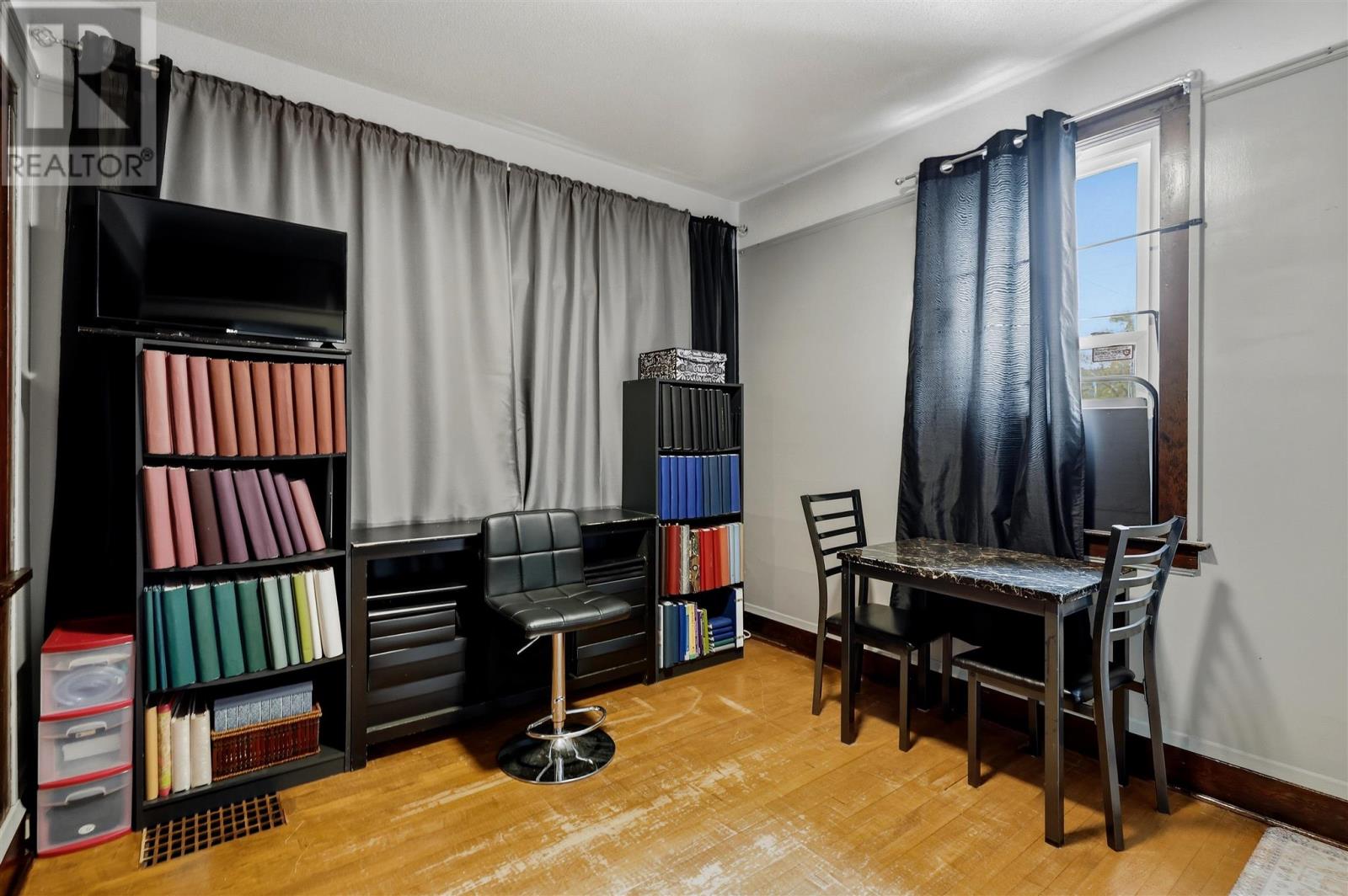 185 Elgin ST - Image 15