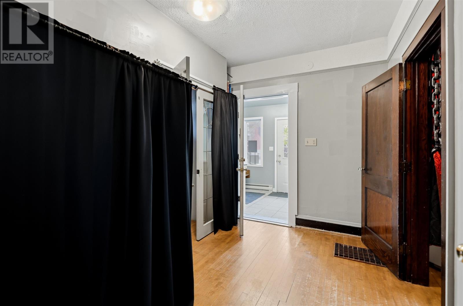 185 Elgin ST - Image 3