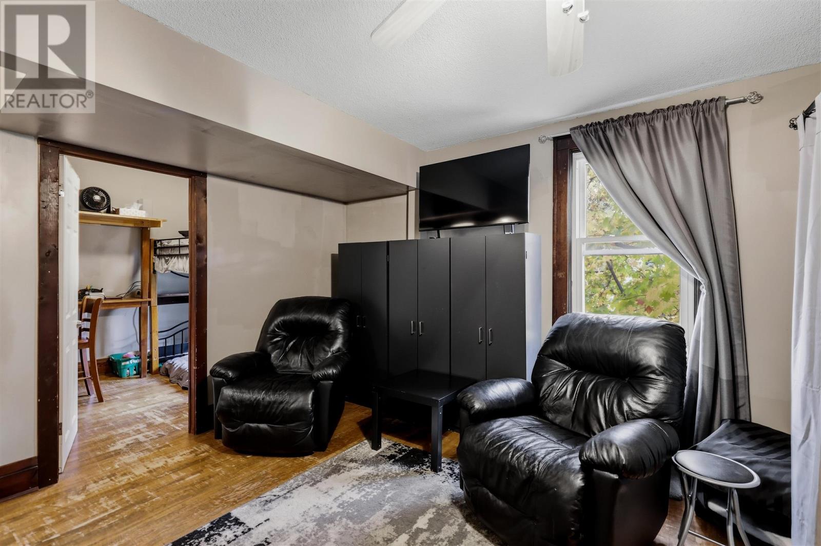 185 Elgin ST - Image 6