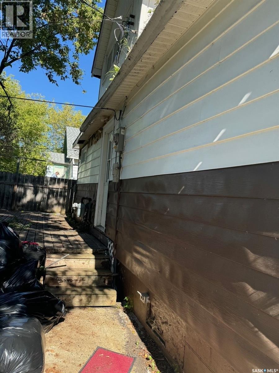 123 Windsor AVENUE N - 3
