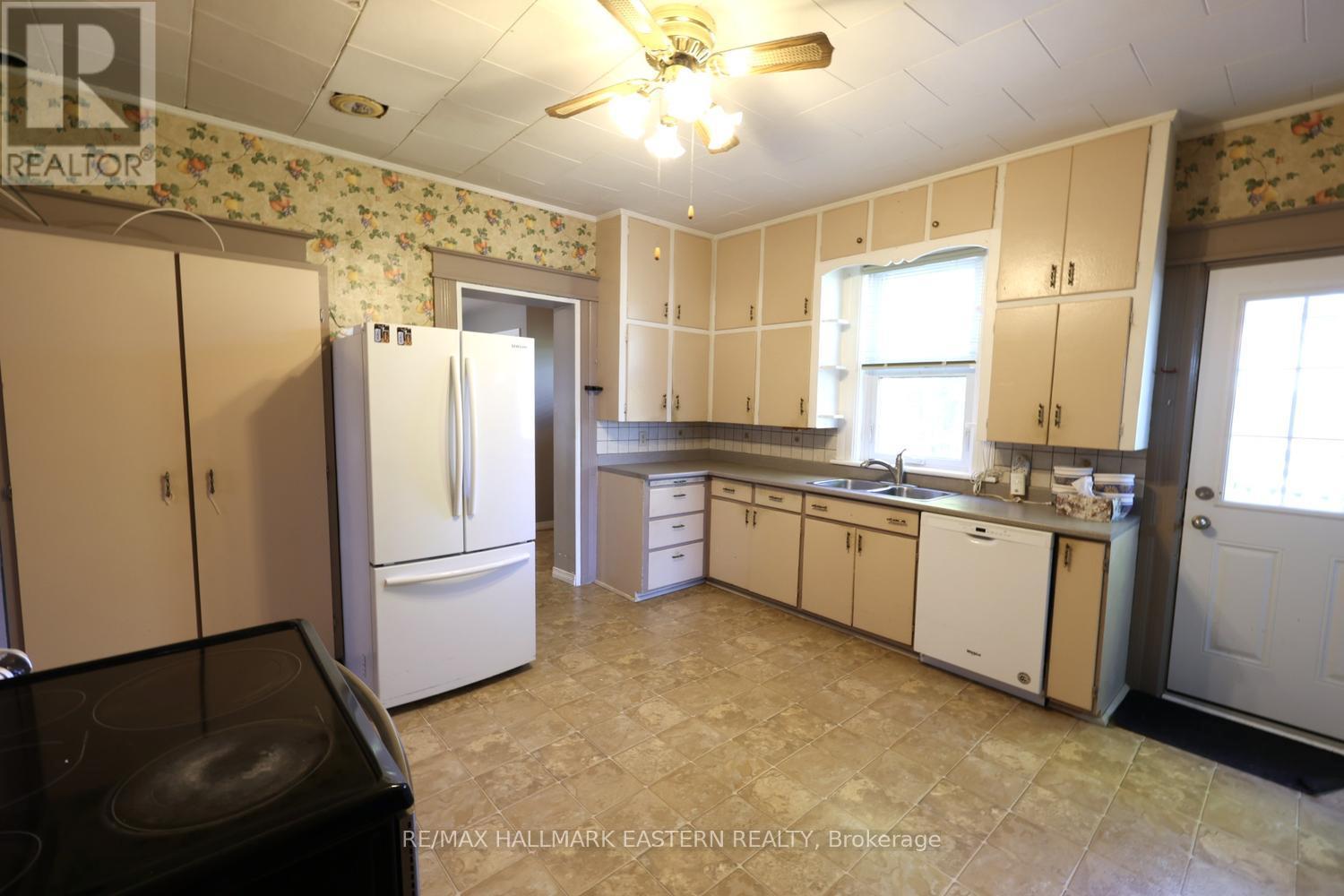 23 KING STREET E - 26