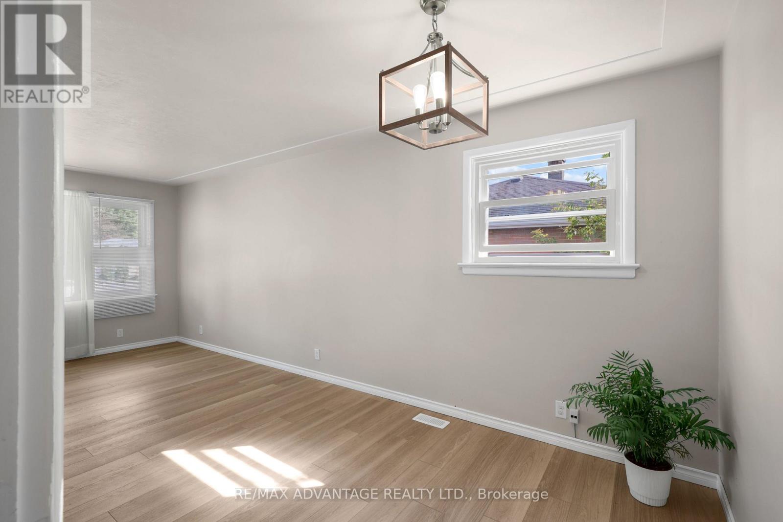 1920 DULUTH CRESCENT - 11